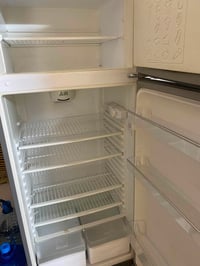 ثلاجه للبيع يحتاجلها ماطور كشرها نضيف حجم كبير بغداد حي الجامعه ماعندي...
