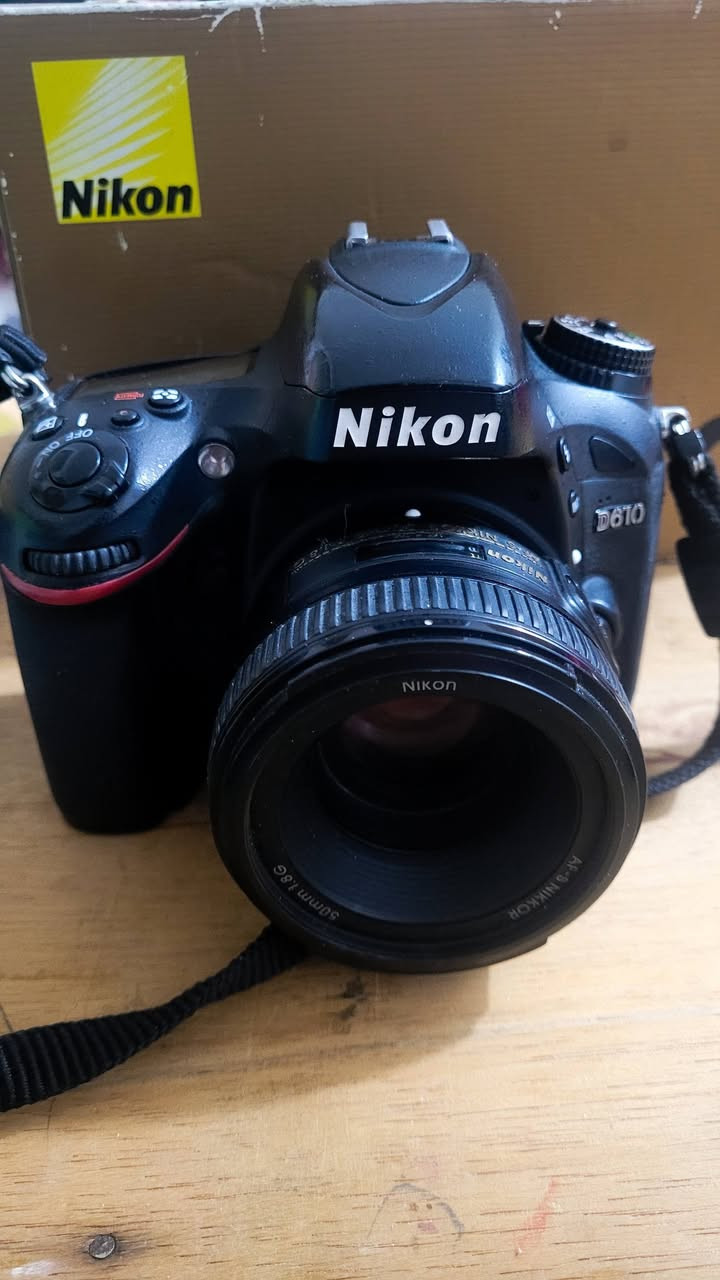 كامرة نيكون D610 فول فريم
مع عدسة 50mm فتحه 1.8 
كارتونة وحزام الغراض موجودات 
للتواصل ***********
