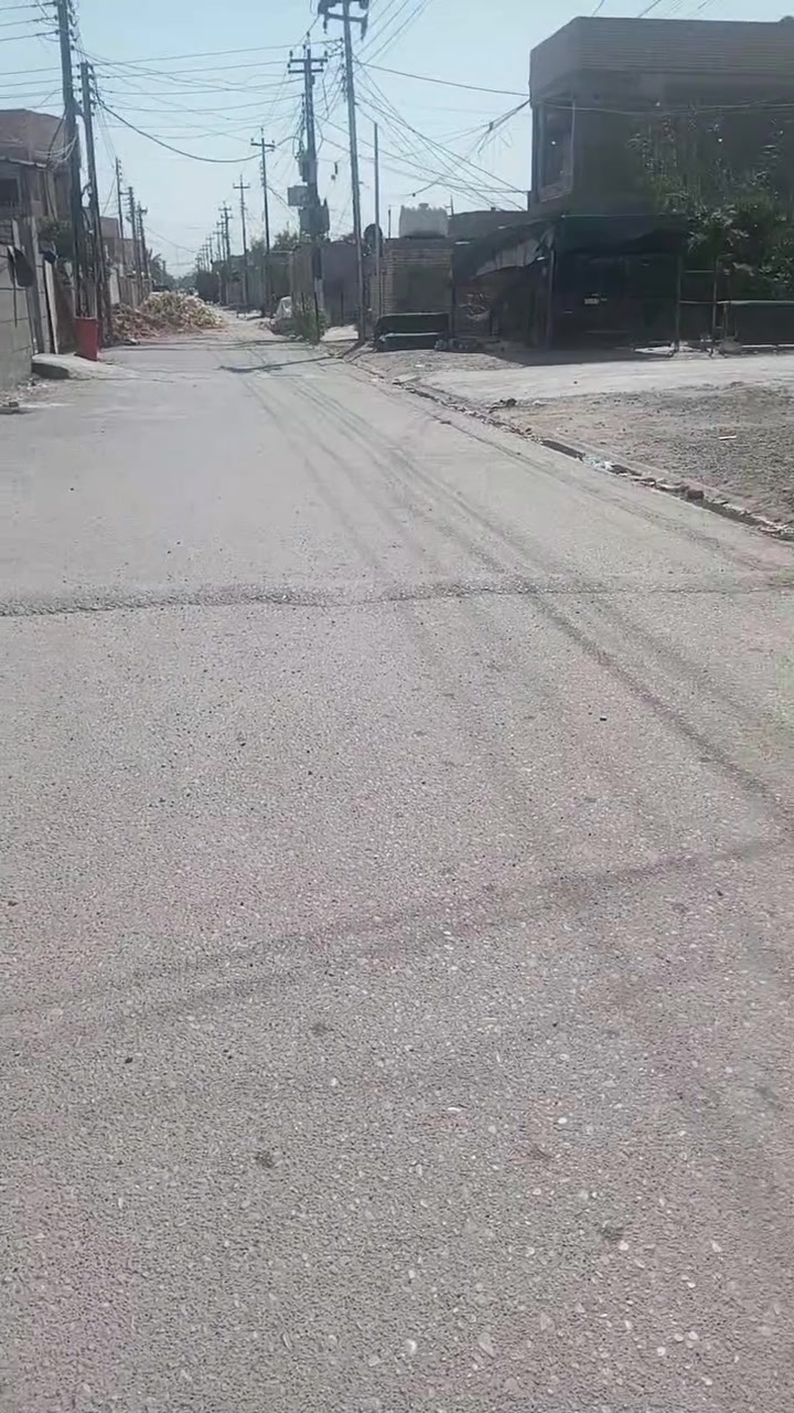 بيت للبيع بحي النصر الثانيه مساحه 90متر زراعي واقع حال قرب مدارس الحق والعدالة *********** وتساب بيت كامل كله بس سقف سندويش يتكون من استقبال وصاله ومطبخ حار وغرفه نوم وترك خلفي
