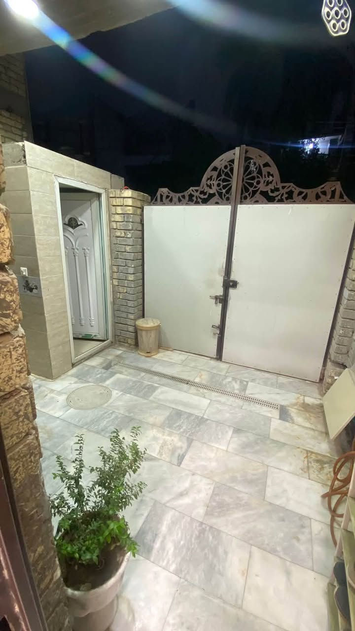 يعلن مكتب احمد عاشور الوحيلي للعقارات 🏡 عن بيت مساحة 100م للبيع مسلح
واجهه 5 نزال 20 بناء سنة 2020
طابقين يحتوي على ٣ غرف نوم 
الطابق الاول استقبال + مطبخ + منور + غرفة نوم + خدمات 
الطابق الثاني غرفتين نوم + خدمات 
الطابق الثالث غرفة نوم هيكل بعدها بدون سقف فقط + سطح وبيتونه 
الموقع📍البنوك قرب ماكنتوش
للاستفسار:***********📞📞كرار الوحيلي

