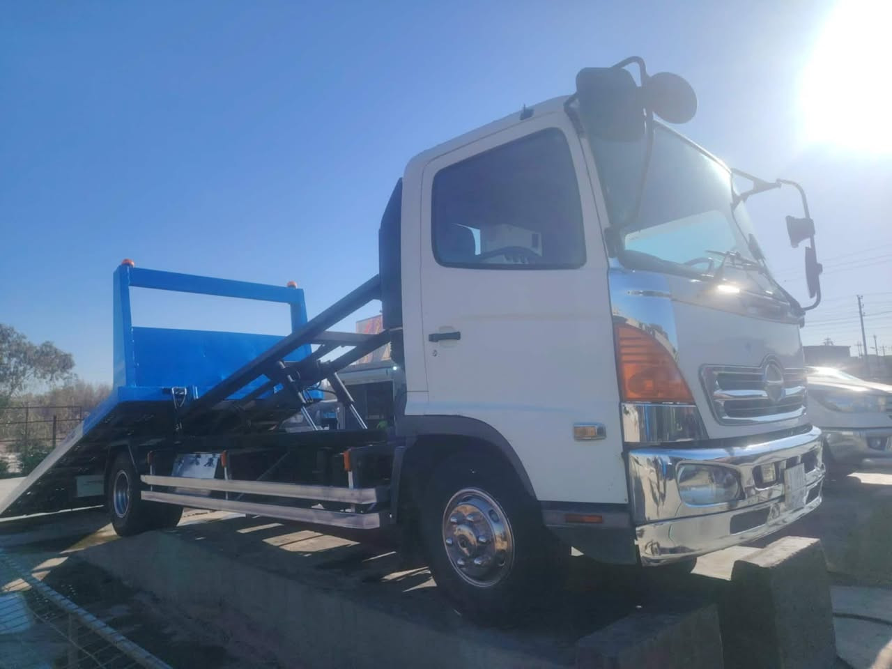 السلام عليكم هينو هنكر مكينةv6 بدي3 جك موديل 2004  مسجلة بسنوية كرين سيارة جاهزة شغل وتطلع 7 كير تخم تاير جديد وسيارة مكفولة رقم تلفون *********** مكاني كربلاء رقم سيارة كربلاء سعرها 210
