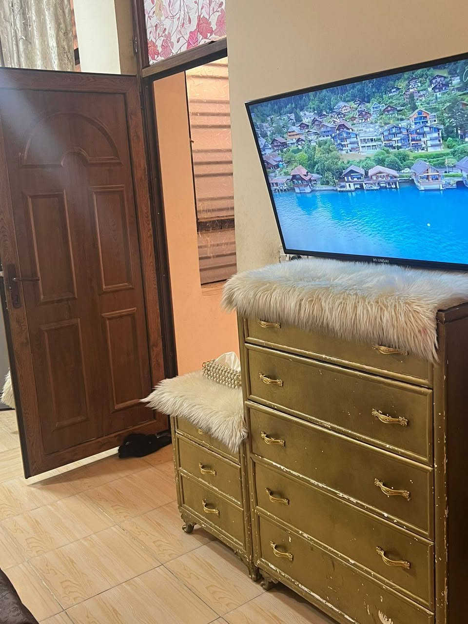 غرفة نوم صاج للبيع ٦٠٠ مع سرير طفل تركي نظيف و جرباية نفر ١٠٠
واتس ***********
