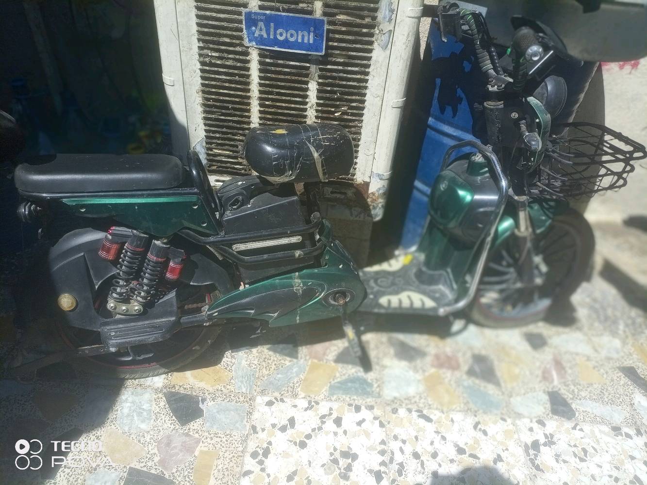 سلام عليكم دراجة شحن للبيع شغالة 
المواصفات كهربائيات كلها شغالة 
بطاريات جدد بلادية مامبدلة 
الشحن سريع جدا 
الدراجة نظيفة 
السعر 250الف وبيها مجال الطيبين 
رقم الهاتف ***********