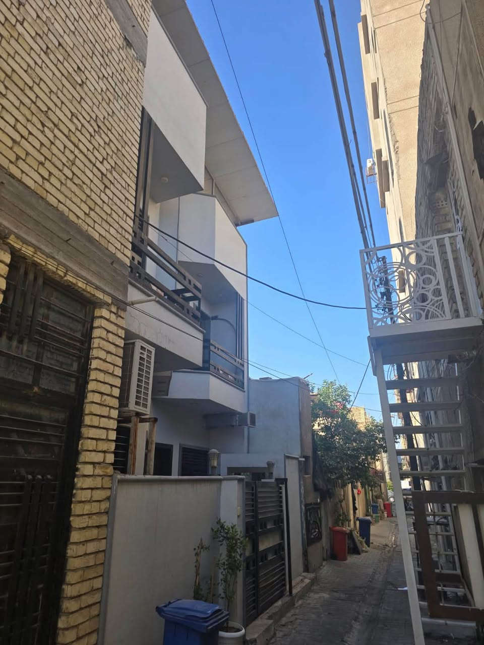 بيت  للبيع او مراوس بقطعة ارض بالغزاليه حصرآ  بناء حديث مساحة ١١٦ متر قطعه مربعه سند مستقل 
متكون من ٥ غرف نوم ٤ مجموعات صحيات صاله ضيوف مع هول داخلي وملحقات 
عنوان البيت الشالچيه حي الفجر 
تفاصيل البيت مذكوره بالفديو
السعر ٣٧٠ قابل للتفاوض للاستفسار 
*********** واتساب
