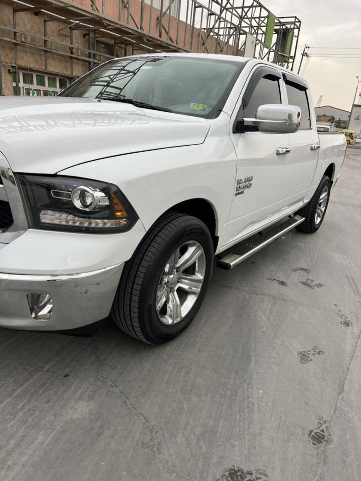 دوج رام كلاسك
موديل ٢٠١٩
اللون ابيض 
وارد امريكي 
بدي قصير باب جبير 
سياره جاهزه من كلشي 
لايت زنون عالي ناصي 
العنوان البصره 
السعر ١٩٧ وبيها مجال للشراي 
الموبايل : ***********
