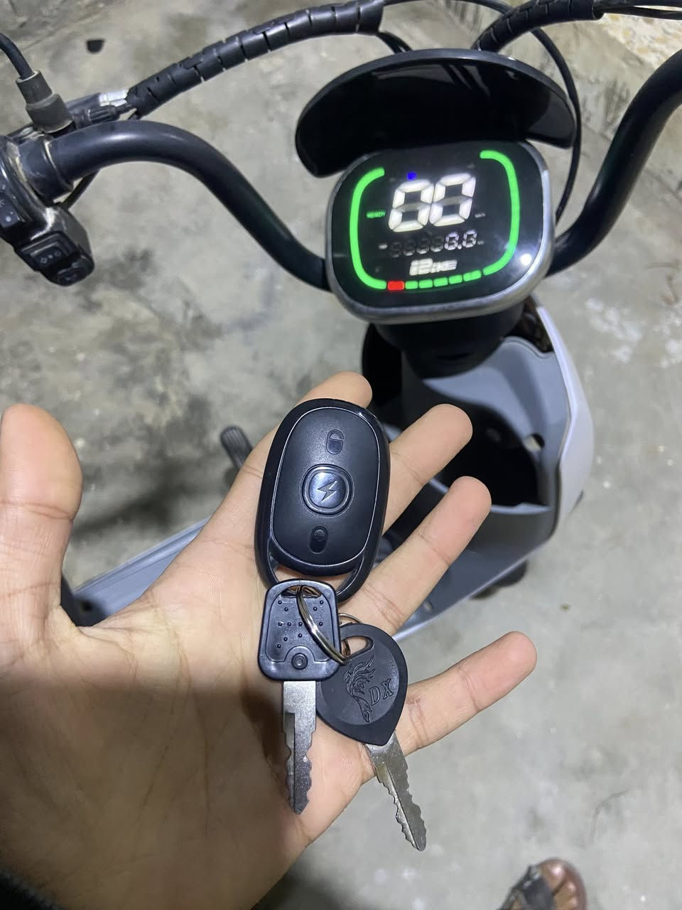 السلام عليكم دراجة كهربائية حجم صغير 4 بطاريات الكفات موجودة استخدام سنه واحدة فقط المداكر مصبوغة من وردي لاسود مقشر الصبغ شوي سرعة 35 مشكلة بسطية بتبديل السرع و الرجل بيها مكسورة بس موجودة موضح كلشي بالصور  موقع البصرة مطيحة مقابل جامع الاجبال السعر 230 وبيها مجال. ***********
