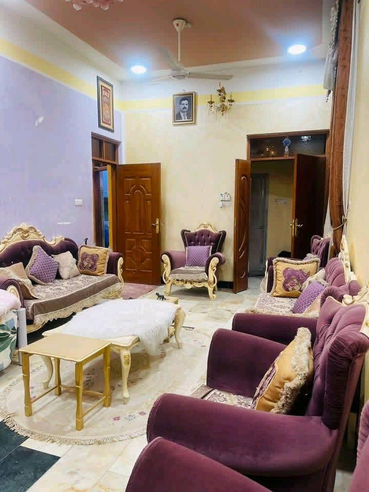 اللهم صل على محمد وال محمد 
بيت للبيع 
المساحه 225 طابو صرف 
المنطقه شارع الجمعه عرض الشارع 15
واجهه البيت 15 
يوجد في البيت محل غذائيه +شقه صغيره فوك المحل
الطابق الاول 
كراج سياره وصحيات 
مطبخ واستقبال وصاله ومنور عدد 2 وغرفه وصحيات عدد 3 
الطابق الثاني غرف عدد 3
وصاله جبيره وصحيات 
السطح شتايكر + كرفان احتياط 
السعر 450 
للاتصال على رقمي أنه ابو البيت مو مكتب 
***********