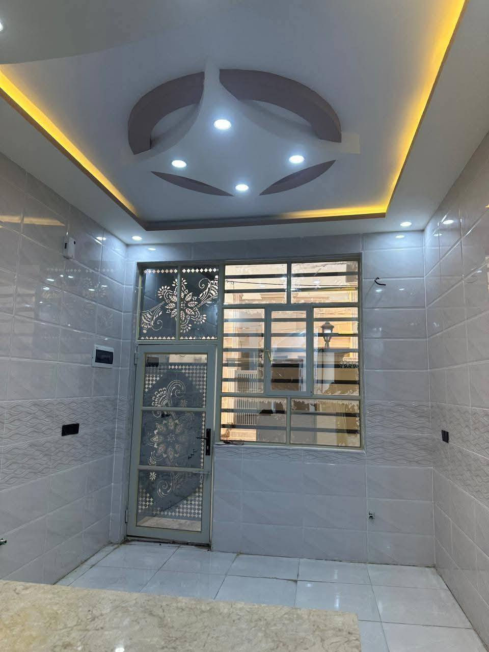 بيت 150 متر سعر ٥٦وبيه مجال
بيت للبيع 150متر على شارع المطار مقابيل ملحق القريه ماء وكهرباء واتبليط الحد باب بيت طابو زرعي سند 25 بناء طابوك جمهوري صب كونكريت سيراميك بورسلين ثقيل الاستفسار خاص او اتصال على رقم تالي 
*********** أو تساب احجز بيتك.....،،،،،
