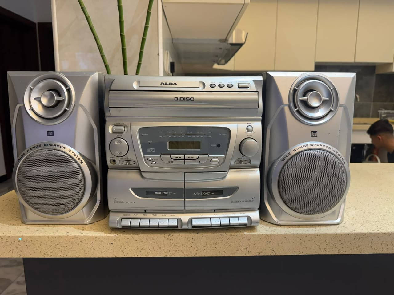 هذا الجهاز هو نظام صوتي منزلي من ماركة Alba، ويتميز بوجود مغير أقراص لثلاثة أقراص مضغوطة. ( السعر 75 الف )


**إذا كنت صاحب هذا الإعلان وتريد حذفه لأي سبب، رجاءا أرسل رسالة إلى الدعم الفني**