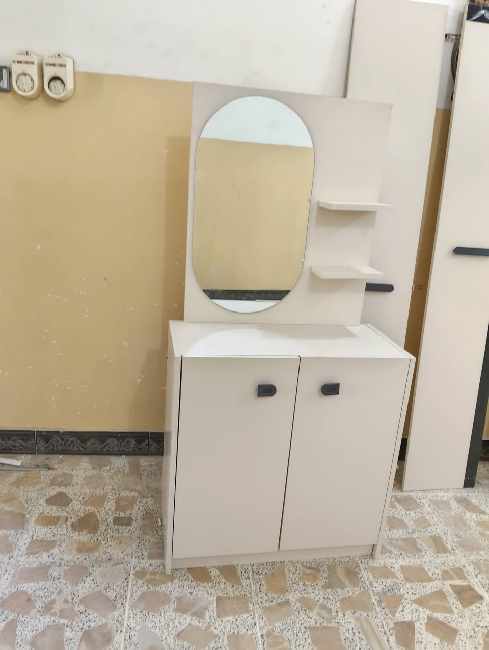 غرفة تركيه بعده جديده وضع الشركه 5 قطع صبغ حراري وسرير مخزن وبرقي جوي حديد السعر 425 وبيه مجال بسيط اتصال علا الرقم/***********/***********/ مكان فلوجه
