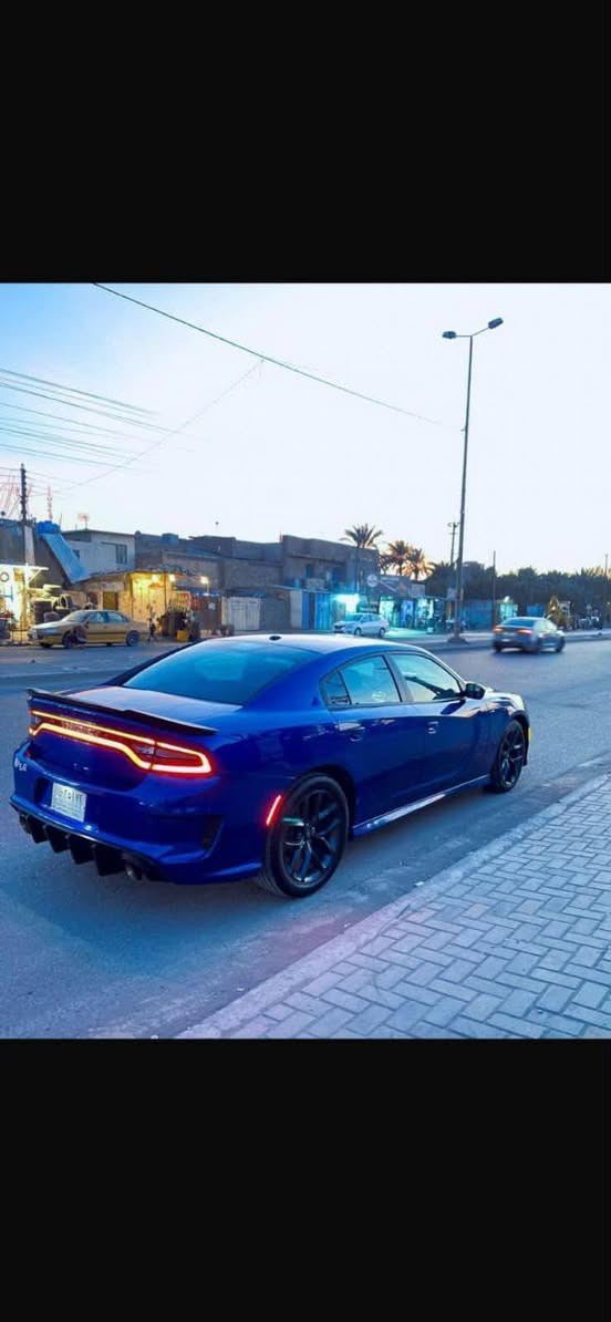 السلام عليكم
جارجر بلاك توب 
موديل 2022 
لون مميز 
محرك 3600/v6
مواصفات 
بصمة 
شاشة كبيرة 
منضومة زنون اصلي لايت نهار 
حساسات خلفية 
كامرة دوارة 
ويل كب بلاك توب  20 بلادي 

الاضافات 
تحديث كت كامل srt وايد بودي بدون نفخات 
دوسات srt
شوتة K&N رياضي 

السيارة ماشية 25 الف حقيقي 
السيارة كلش نضيفة ع ايدي اني كاصهه ومصلحة
فيت بم وفلاتر وبلكات ونوزلات وكلشي بيها بلادي شركة 

الحادث جاملغين وبنيد وتصليحها درجة اولى 
ايرباك دركة ودشبول 
للاستفسار ***********
