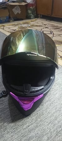 خوذتين دراجة اصليات قيمهن واخذهن بس لاتكسر بيهن 07703802473