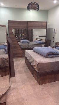 غرفة نوم • ثلاجة • وثريات