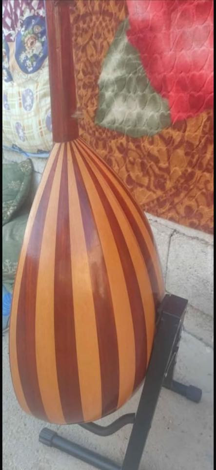 سلام عليكم عود عراقي للبيع الصانع عبد محمود عبد النبي تاريخ الصنع ٢٠٠٥ مع حقيبة وريشه سعر 450 هاتف ***********
