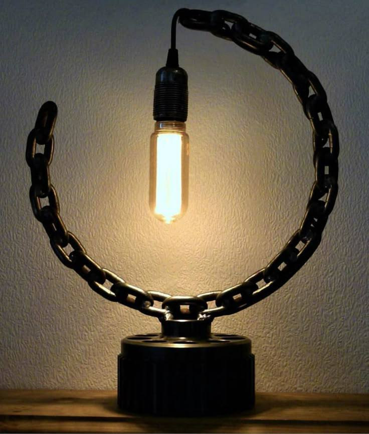 أضف لمسة من القوة والإبداع لمكتبك أو غرفتك مع هذه القطعة الفريدة! 🏹💡 تواصل معي وتساب ***********
​التصميم: أباجورة بتصميم هندسي يجسد "القوس والسهم" مصنوعة من سلاسل حديدية صلبة بأسلوب الـ Vintage Industrial. السعر 35الف مع التوصيل
​المواد: حديد مطلي بالأسود المطفي (Matte Black) مع قاعدة متينة وتفاصيل ذهبية فاخرة عند بيت المصباح.
​الاستخدام: مثالية للمكاتب، غرف المعيشة، أو كهدية مميزة جداً لأصحاب الذوق الرفيع.
