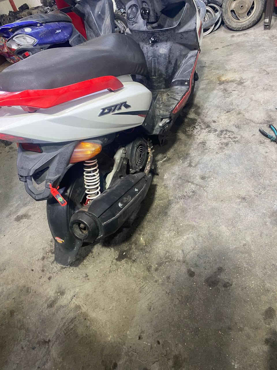 السلام عليكم دراجه جيتي ار سرعه 140للبيع الدراجه نضيفه حيل شلعه ومعدل تاكل الشارع مكينه ناعمه ابلاد ممفتوحه كهربائياته كله شغاله مابيه نقص السعر650 الرقم ***********المكان حي الجهاد
