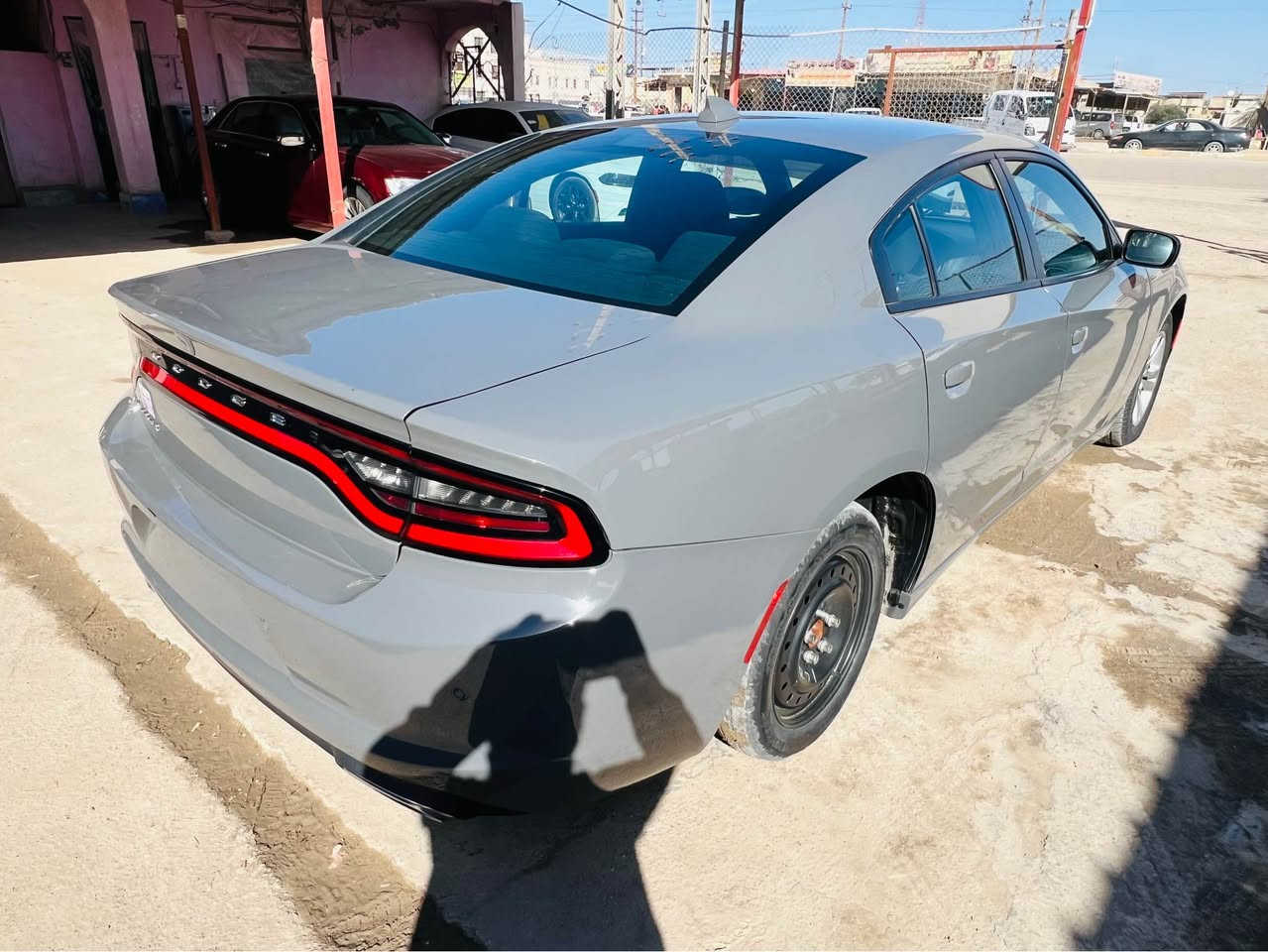 السلام عليكم 
دوج جارجر موديل 2023  اصل حره بدون ارقام منفيس بأسمي تترقم جميع المحافظات لون مميز سمنتي 
وارد امريكي مكفوله كفاله عامه حته من الشخط  فقط كسر بالدعاميه صور امريكا بالمنشور والدعاميه بلاديه فقط كسر بسيط مواصفات:- SXT معروفه 
 ماشيه 60 الف . محرك 6 سلندر 3600 . كشنات مخمل حضن كهربائية .  كير طياره . بصمه . تشغيل عن بعد . كامره خلفيه دواره . قطعتين تبريد . شاشه كبيره  . تحكمات ستيرن . وبعد هواي مواصفاته بيها 
مكان السياره البصره قضاء القرنه 
للاستفسار الاتصال/ ‭ ‭‬ ‭‬ ‭ ***********‬ المدينة, البصرة
