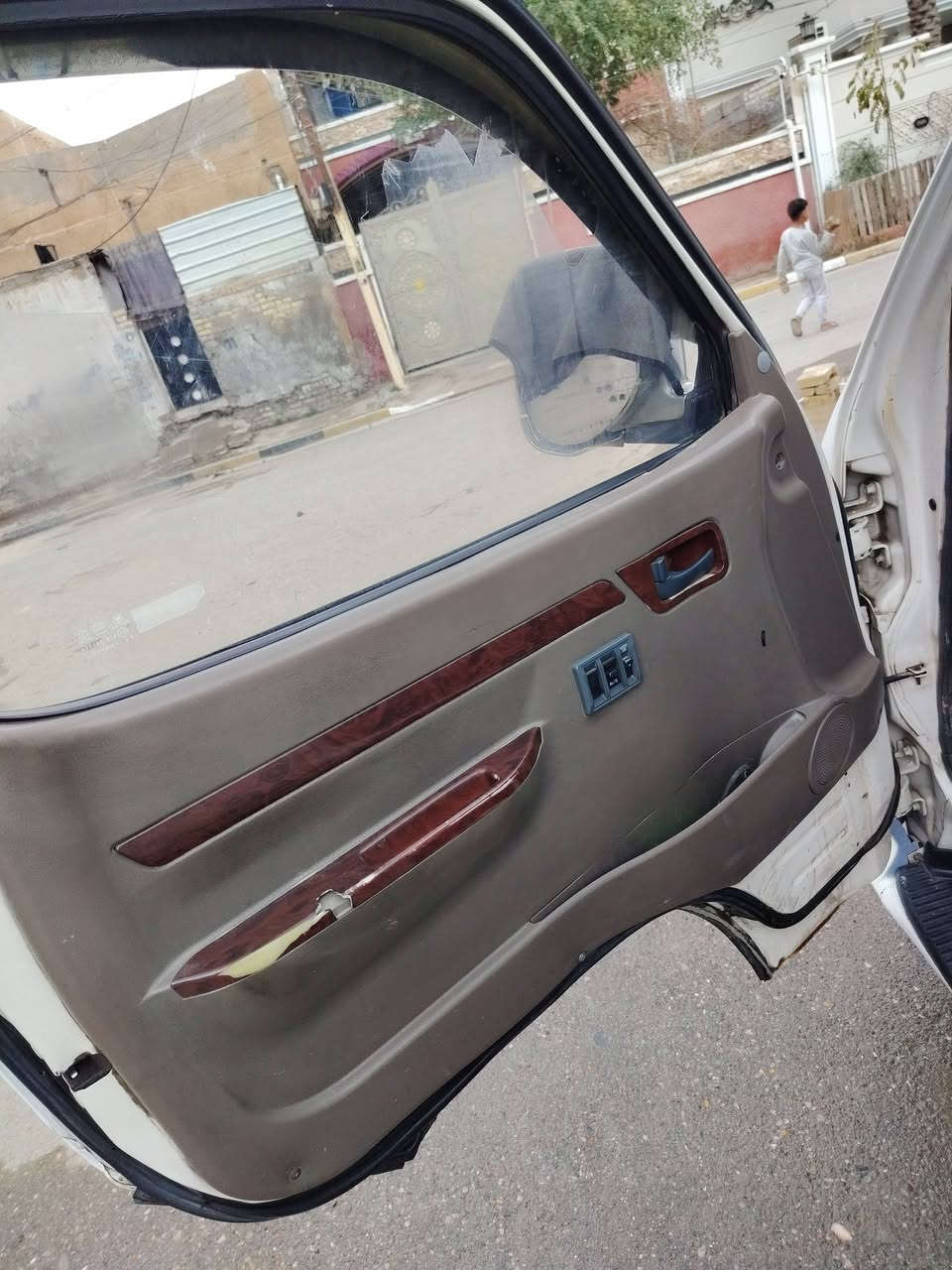 السلام عليكم فتون ١٤ .. السياره سوفت عينكم نظيفه جدآ. تخم تاير تخم ويل صدر جديد كير مكينه اكسل خير من الله دوشمه كامله مكمله بردات سيلايار تزريف درع كامله السياره.. بس بيه كم شغله نقص حشاكم من النقص إني ممتفرغ إله.. رقم بغداد. السعر ٨٨  مكاني بغداد حسينيه الراشديه.. كل التفاصيل ذاكرهن... بيه صبغ معمره ٤ دواوير، وبين الكصه مصبوغة بيه طخه بلمازده مال سايق وصبغت الكصه كله للجماليه كل تفاصيل ذاكرهن وبخدمتكم من تخابر لاتكلي شبيه مابيه هاي كل تفاصيله والنقص البيه صالنصه طاكه والبور بي ونه خفيفه ويرادله دسكات وكذاء أمور تمام كلبي.. هاي كل تفاصيله.. للعلم السياره بسمي مابيع غير العقد المروري إذا مو عقد مروري مابيع أبد يشهد الله
للعلم لا دركه ولا ترجيه وياها سياره دركته القديمه موجوده والترجيه مو وياها سبير مابيها 
***********
