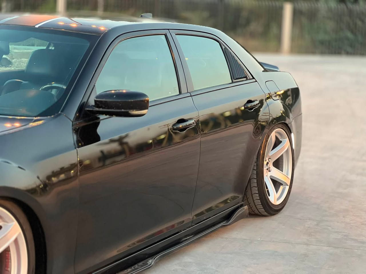 السلام عليكم
Chrysler S300 2016
كلايسلر S300 اوباما
فول موصفات 
بجم عريض
حساسات اماميه 
حساسات خلفيه
بنوراما 
لد امامي متغير 
لد خلفي متغير
سقف روز رايز
دركه فورچيت RPM
سستم صوت Beats
دمام خلفي بالصندوق
جكات من كات باك تنزل السياره وتصعد
اناره محيطيه
تدفئة مقاعد اماميه
رادار جانبي
اشاره بالمري وتدفئه
نقطه عمياء
فلنجه مزرف بريمبو 

‎ويل نجمة اصلي وتخم تاير جديد
وبعد بيها هواي سوالف
٤ قطع صبغ بالسياره
للاستفسار ***********
