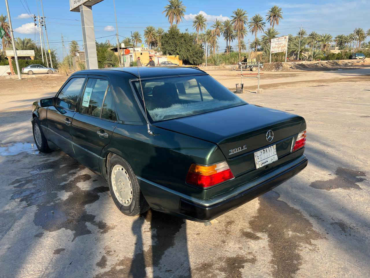 سلام عليكم 
مارسدس دب 300SE 
موديل 1990
رقم الانبار ألماني سنويه لغاية 2028
مصبوغه عام للجماليه 
كير ومكينه بلادي مكفولات  
حداديه تخم تاير 
كهربائيات كله شغاله مكفوله من الضربه
سياره جاهزه كل نقص مابيه  السعر50 وبيه مجال 
مكان السياره كربلاء طويريج 
 للاتصال ***********
