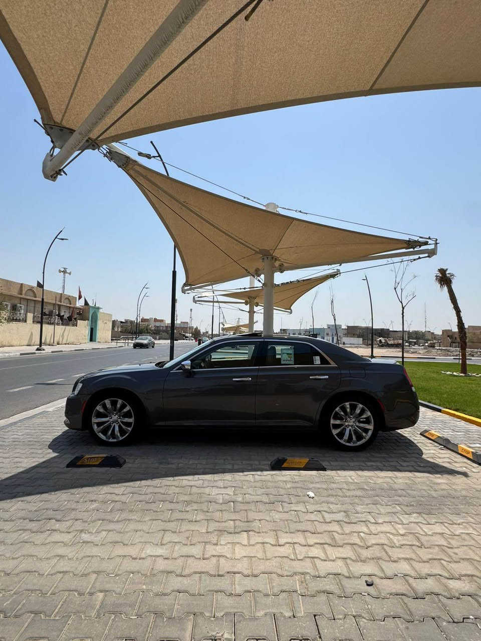 سلام عليكم 
كرايسلر 300c فول مواصفات
2017 مرمزه 2022 
رقم بصرة حره بأسمي
الحادث 
ربع مدكر ربع بنيد  والمدكر الايمن مفتوح فقط 
السياره فول مواصفات C 
مواصفات 
بانوراما-برده خلفيه-شاشه كار بلي-كشن خزن ميموري-تدفئه وتبريد كشنات-كامره خلفيه-كشن خلفي تدفئه-مري قلاب-ستيرن تدفئه+تحكم كهربائي-وبيها بعد مواصفات
ماشيه 35 الف 
السعر 188 وبيها مجال 
*********** البصرة, العراق
