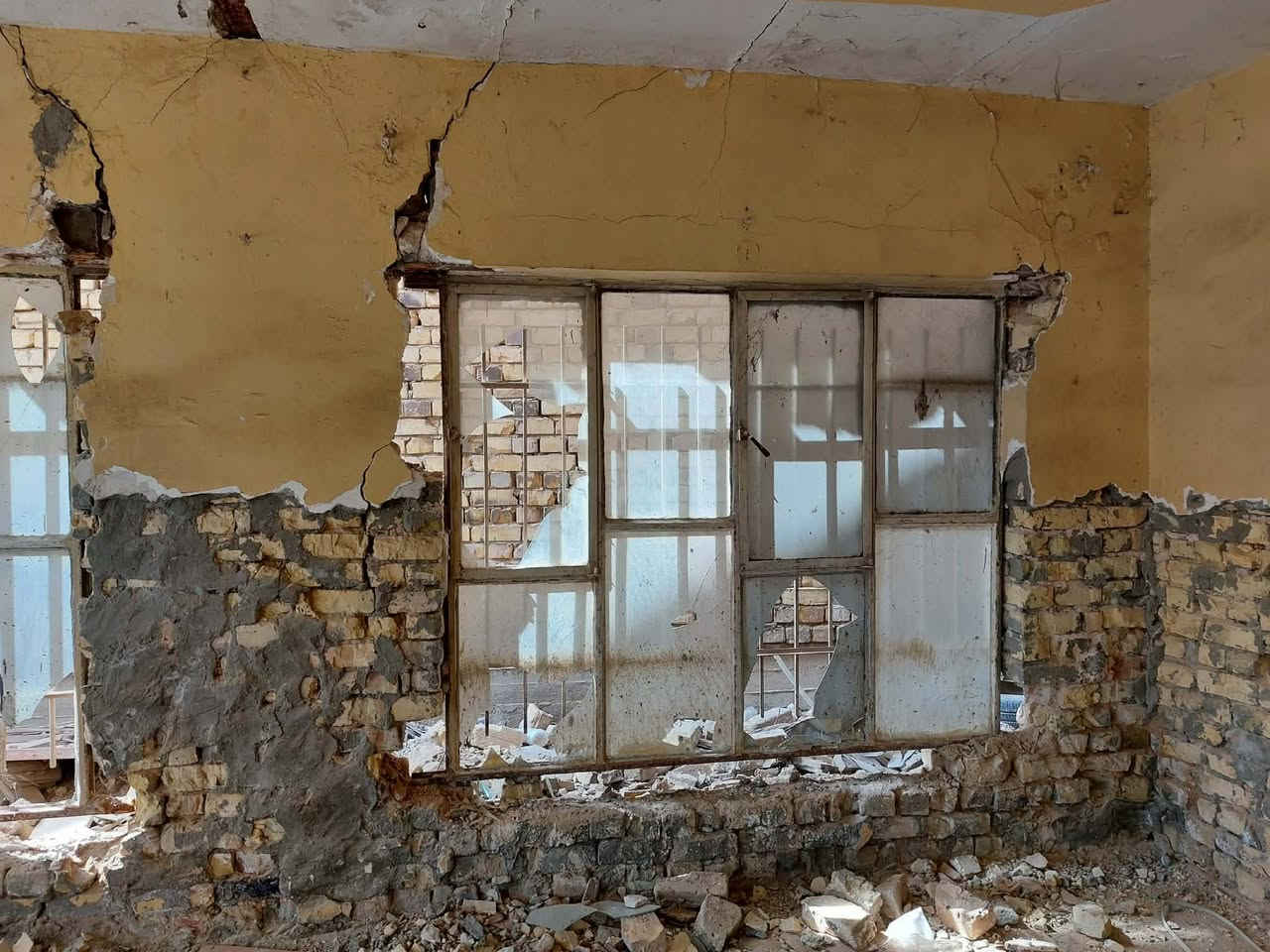 مكلف بنشر
 بيبان خشب بيبان صحيات حديد 
شبابيك كبار ٢متر ومتر ونص وشيلمان 
هنكلاين 
بلاش سعر مناسب ***********تصل
