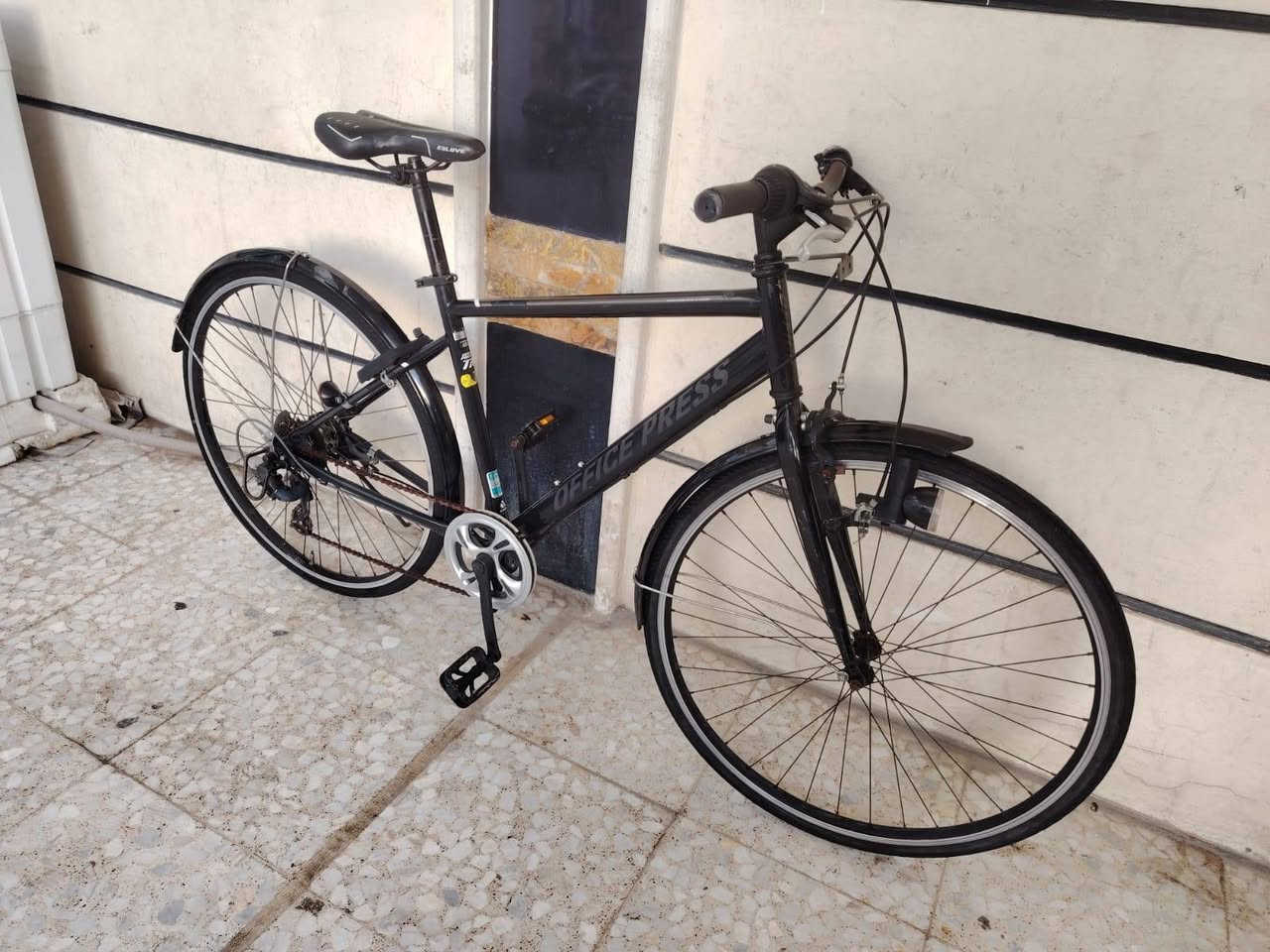 السلام عليكم ورحمة الله وبركاته
بايك موديل سي ٧٠٠ ترحال حجم ٢٨ 
باله ياباني وضع حاويه فول  
نضافه فول فول موصفات
ماركه ( اوفس ابرس ) 
  سستم كامل شيمانو
يدات فر شيمانو اصلي 
السعر (  100  الف ) 
قفل خلفي اصلي شغال 
عكرب ماركه اصلي  شيمانو  
  لون ميمز اسود مختم 
كير ٧ / ١ شغال سستم كامل 
غير مستخدم داخل العراق
العنوان بغداد منطقة الحبيبيه 
هاتف *********** 
الاستفسار واتساب
