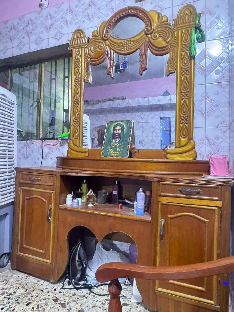 غرفه نوم نضيفه بدون ضرر فقط التاج مال جربايه مابيه 
سعره ٥٠٠ بيه مجال مكان شارع فلسطين ***********
