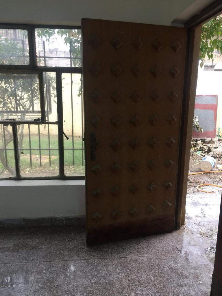 السلام عليكم
رقم صاحب البيت ***********

عندي بيت 216 م طابو ملك صرف /سند مستقل على طابو العامرية/باسم شخص 
واجهته 11م واحد فقط وطابقين
بالامكان يصير بيتين
بي 4 غرف نوم وصالة كبيرة وحديقة وكراج يكفي سيارتين
عرض الشارع 8 م بدون رصيف
وايضا بالامكان عزل الطابق الثاني عن الاول
البيت في منطقة الملحانية فرع نافذ ع الاساتذه 
قريب من السريع مال حي العامل وقريب من حي الجهاد
البيت بناء تسعينات 
مؤجر حاليا بوارد سنوي 8 ملايين و400

سعر المتر مليون وربع قفل بدون عملة
