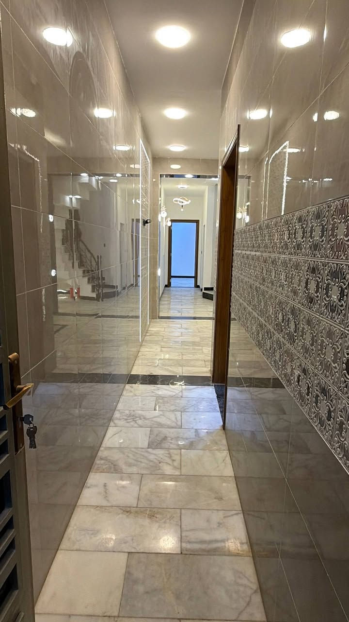 اللهم صلي على محمد وآل محمد
‏تونات  للبيع المساحة 100 متر الواجهة خمسة نزال 20    بغداد حي الجهاد
 الأمانة خلف شارع العام مباشر بنا حديث 2025 محتويات ثلاثة غرف نوم صحيات عدد اثنين صالة مطبخ سطح خلفي 
‏الاستفسار *********** واتساب
#مكتب_العدل_للعقار
السعر مناسب جدا ￼￼
تصوير العقار 
https://t.me/mmeeaaii/1282
