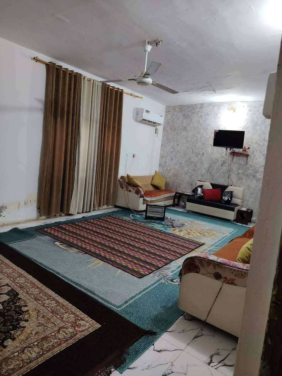 #دار سكن#للبيع
200متر #المساحه
#منطقه حواس حي ام البنين
#يتكون من غرفه نوم وصاله و استقبال ومطبخ وصحيات 
#معروض بسعر 45 مليون وقابل للعمله 
#للاستفسار الاتصال على الارقام التاليه 
***********
*********** 
*********** #واتساب
#او مراجعه مكتب واحد عقار 
#عنوان/#المكتب محافظه واسط قضاء العزيزيه منطقه حواس نزله حسينيه محمد داوود
