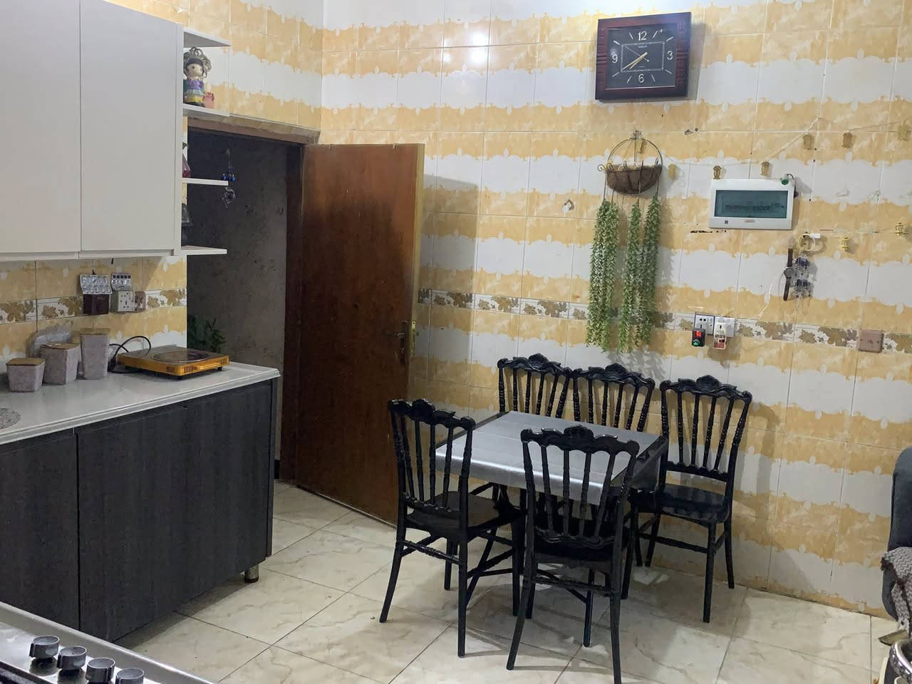 السلام عليكم 
بيت للبيع مساحه 100م 
طابو صرف حجه يحتوي استقبال وصاله ومطبخ وغرف نوم اثنين طابقين 
العنوان ديالى بعقوبه حي العمال مربع المدارس فول خدمات السعر راسل خاص الرقم ‭0770 294 6251‬
