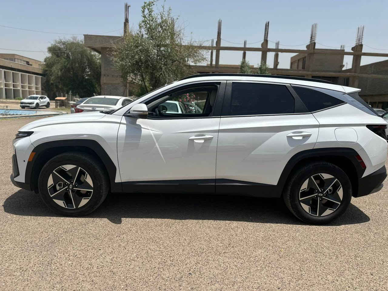 هيونداي توسان 2025 sel sport وارد امريكي
السيارة فول مواصفات ماشية 20 الف
-فتحة 
-شاشة متصلة
-فور ويل
-اربعة انظمة قيادة 
-تحكمات ستيرن
-سياقة ذاتية 
-داخل جلد ملكي كشن وجنطة كهرباء 
هواية بيها مواصفات 
حادثها تبديل بنيد فقط نفس لون والجنطة بيها بارد على كد اصبعين مال نقل مصلحة كاملة السيارة 
مكان السيارة بغداد السعر 195 بيها مجال بدون رقم السيارة .
اعتذر عن المراوس 
للاستفسار الاتصال 
*********** بغداد, العراق
