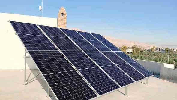 🔋 إنجاز جديد لمكتب روژ للطاقة الشمسية في #بعشيقة
🗓️ الاربعاء 3_11_2025
بفضل الله وبدعمكم المستمر، يسرّ مكتب روژ للطاقة الشمسية أن يعلن إكمال مشروع تحويل منزل ابو روناك إلى منظومة طاقة شمسية متكاملة توفر كهرباء مستقرة على مدار الساعة 🌞، مع نظام تشغيل وإدارة كامل عن بُعد.
🚀 مواصفات المنظومة المنجزة:
🔸 ألواح شمسية 600 واط عدد 10 – ضمان 12 سنة – شركة Allolla 
🔸 بطاريات ليثيوم 15 كيلوواط × عدد 1 بسعة 300 أمبير – ضمان 5 سنوات – شركة Allolla – أكثر من 10,000 دورة شحن
🔸 إنفرتر 6000 كيلوواط هابيرات  – قطعة واحدة – شركة Allolla – ضمان 5 سنوات
🔸 قدرة تشغيل مستمرة:
    • نهاريًا: 20 أمبير
    • ليليًا: 15 أمبير
🔋 استغناء تام عن المولدة
يأتي هذا الإنجاز ليؤكد التزام مكتب روژ للطاقة الشمسية بتوفير حلول طاقة متجددة موثوقة وآمنة تلائم المنازل والمشاريع التجارية على مدار الساعة، مع أعلى مستويات الجودة.
🌍 عناوين المكاتب:
📍 بعشيقة – حي الربيع – قرب كافتيريا الربيع
📍 شيخان – مفرق شيخان – قرب مطعم عنتاب
📍 سنجار – سنوني
📞 للاستفسار والتواصل:
المهندس قيدار: *********** – ***********
سلام سلو: *********** – ***********
📲 تابعونا على صفحة مكتب روژ للطاقة الشمسية لمشاهدة المزيد من الإنجازات والتحديثات.
#الطاقة_الشمسية #مكتب_روژ #طاقة_نظيفة #نينوى #العراق #بعشيقة #شيخان #سنجار #دهوك #الموصل #طاقة_متجددة #الاستدامة #روژ_تبدع #باعذرة #كوردستان
