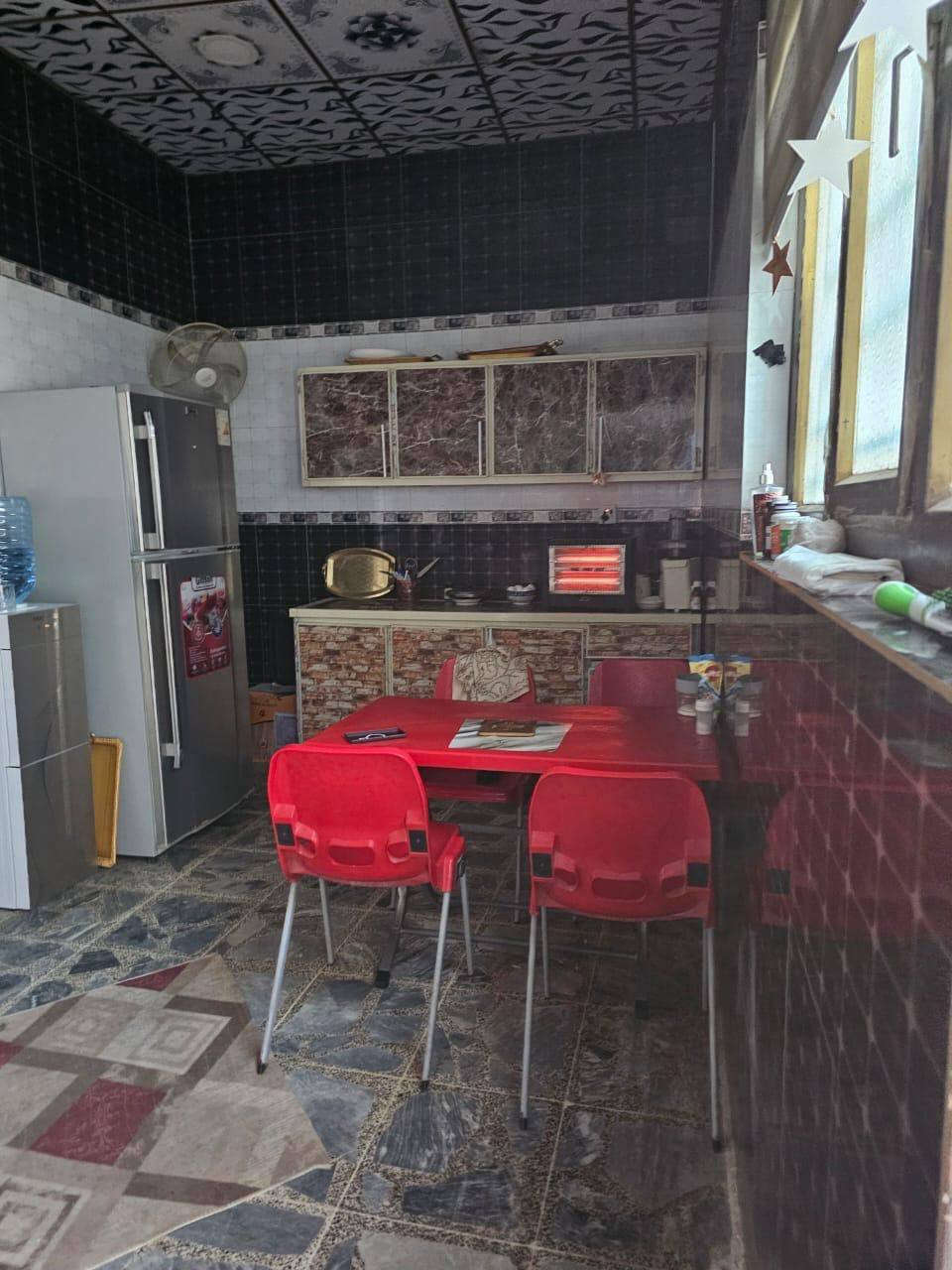 مشتمل البيع حي الشهداء بل بداية خلف مطعم المندي شارع ١٥م طابقين طابق الأول صاله ومطبخ ستقبال كراج مجموعة صحيات طابق الثاني غرفتين وصاله وصحيات البيت ركن الواجهة ١١م النزال ١٢م المساحه الكليه ١٣٢م للستفسار اتصل ***********
