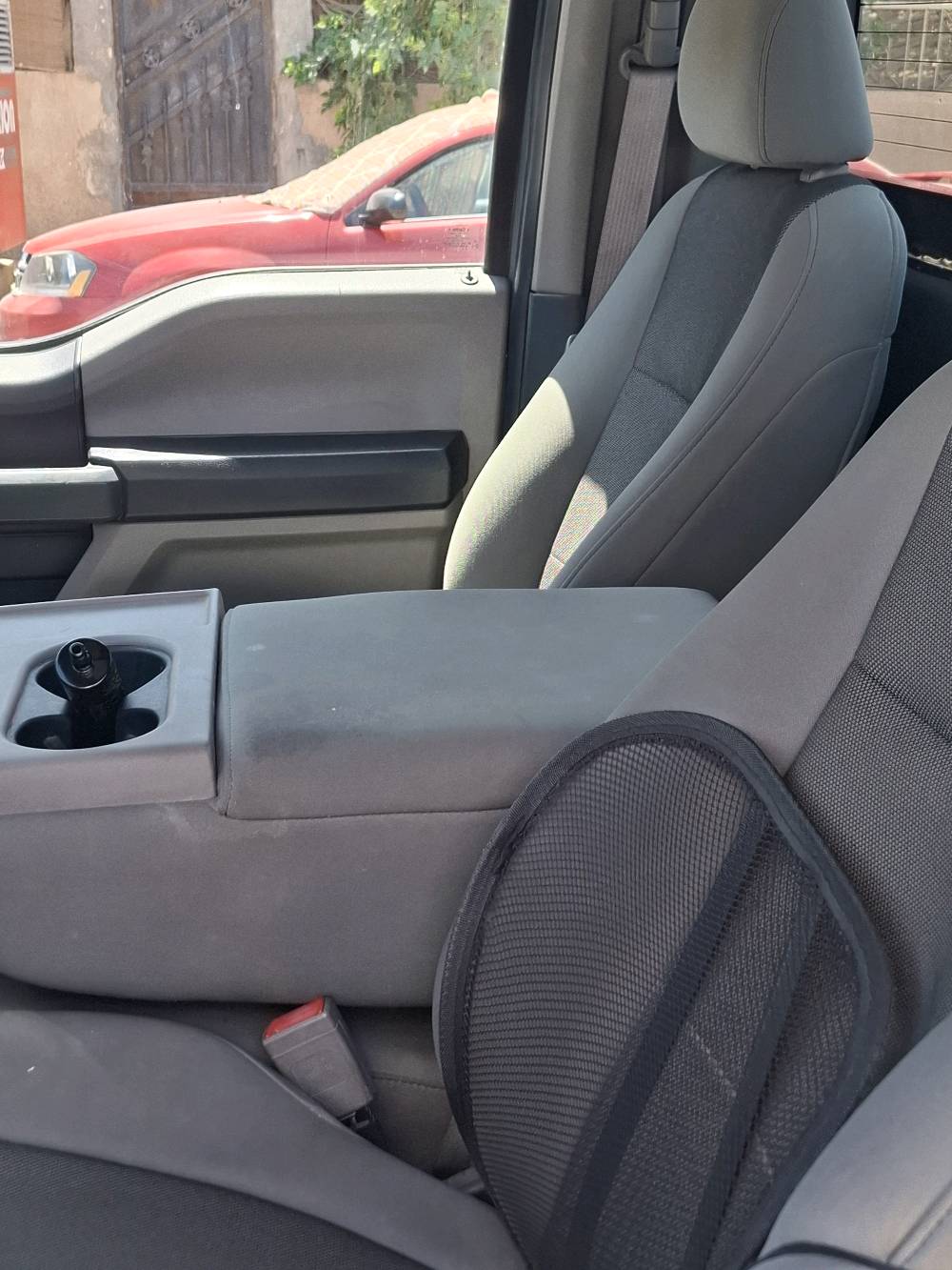 للبيع فورد F150 لون اسمنتي رقم بغداد باسمي ماشية ٢٩ الف  تك باب السيارة جديدة مشيها حالها حال الزيرو حادث كلش بسيط باللايت الايمن ومابيها صبغ بس بارد بخشم الجاملع الايمن مال حادث وبيها بارد خفيف بالبنيد وبالباب مال بدي الخلفي ... رقم الشاصي مرفع بالصور مع سنوية السيارة سعرها ١٥٥ ورقة وبيها مجال... مكانها بغداد حي الاعلام للاستفسار 009647733733771 ابو حسن والرقم بيه واتساب