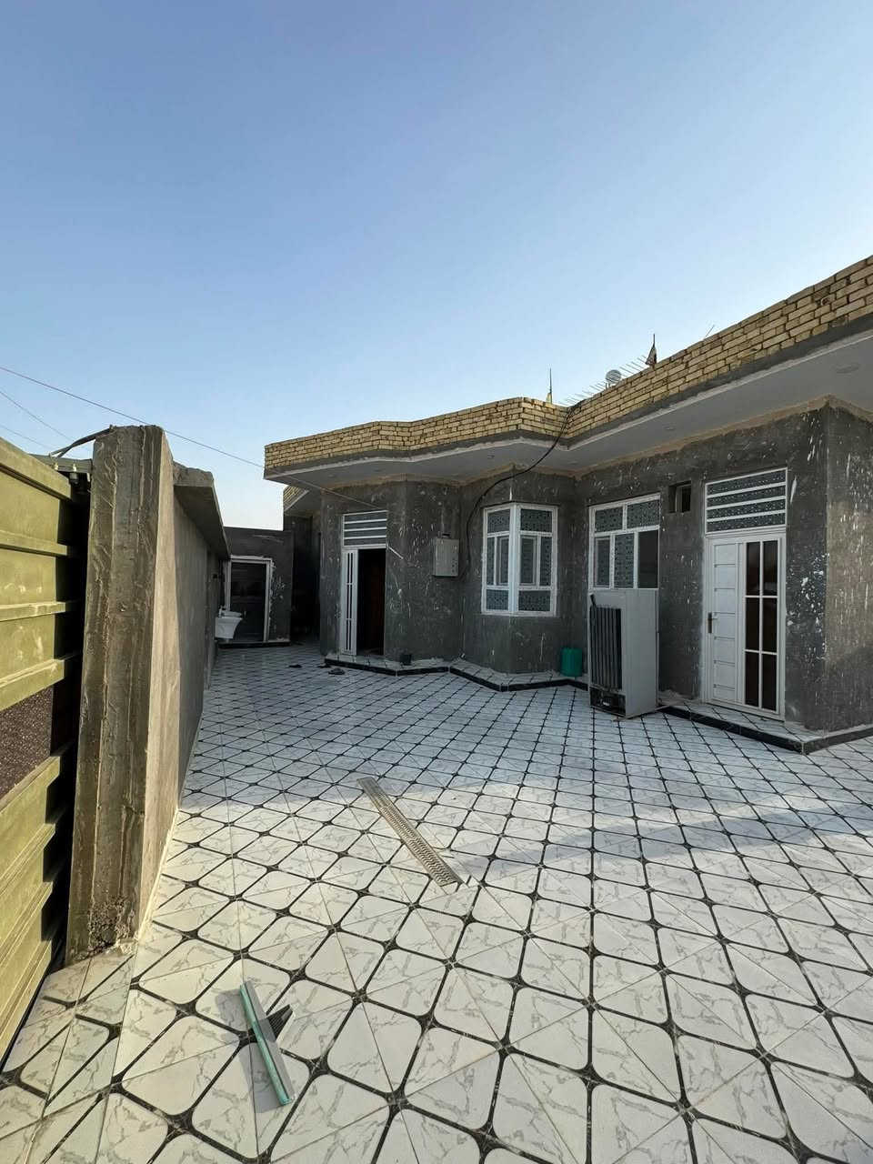 دار زراعي للبيع مساحه ٣٠٠م في منطقة الصخيين شارع المدارس 
بناء طابوق وسقف كونكريت بناء حديث ٢٠٢٥شغل درجه اولى
يتكون من غرفتين كبار وصالتين ومطبخ وصحيات وديوانيه ومدخل وكراج يتسع سيارتين ومطبخ حار وصحيات خارجيه 
منطقه مخدومه وبنص السكن قريب على المدارس 
خدمات ماء وكهرباء 
السعر ١٠٥  
للمزيد اتصال 
بالأرقام التأليه 
***********
***********
للمزيد من المعلومات يمكنكم التواصل معنا 
على صفحة الفيس بوك (در الامل للعقار) 
للمزيد من العروض على الفيس بك 
https://www.facebook.com/share/184e1SZUBr/?mibextid=wwXIfr
للمزيد من العروض على حسابنا تيك توك
 www.tiktok.com/@user3133131000
للمزيد من العروض على حسابنا التيليجرام (در الامل للعقار)
https://t.me/+P7JMB2u_71k2ZWJi

للمزيد من العروض على حسابنا الواتساب (در الأمل در الامل للعقار) 
https://chat.whatsapp.com/BLYmucgy7SSGDs399o3EWD
