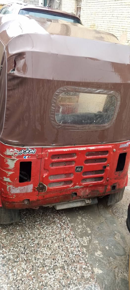 اسلام عليكم تك توك باجاج موديل 17 توك توك جاهزه كبل للشارع كهربائياتها كلها شغاله مكينه جديده  بلاديه ما مصبوغه عنوان بغداد البياع *********** سعر 3 و 200 وبيها مجال بسيط اوراق اصوليه المصطفى كاملات
