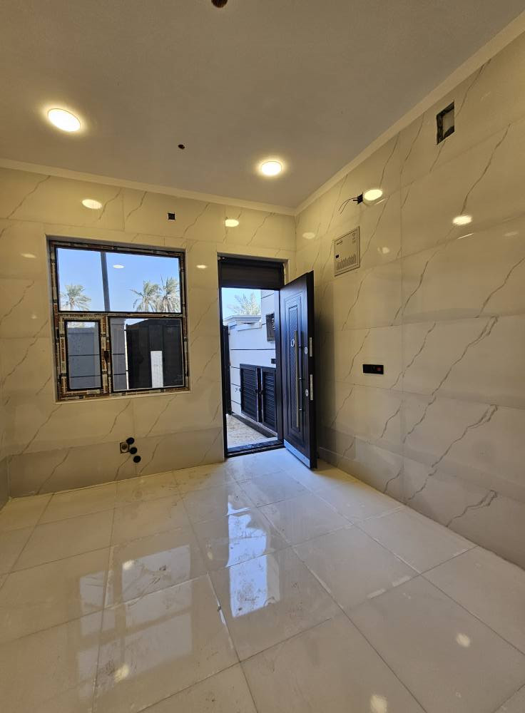 ✨ اللهم صلِّ على محمد وآل محمد ✨
🏡 بيتان للبيع – بناء حديث فول مواصفات
📍 الموقع: البصرة / أبي الخصيب / البهادريّة
قريب من الشارع العام الداخلي
📐 المساحة:
▪️ مساحة كل بيت 150 م²
🏗 تفاصيل البناء:
▪️ بناء طابوك
▪️ طابقين
▪️ بناء حديث – فول مواصفات
🔹 مواصفات الطابق الأول:
غرفتا نوم
صالة كبيرة
استقبال
مطبخ
صحيات
كراج
حديقة
🔹 مواصفات الطابق الثاني:
4 غرف نوم (سويت)
📄 الملكية:
▪️ طابو زراعي عراقي
📞 للاستفسار:  ***********

أبو سيف البصرة, العراق
