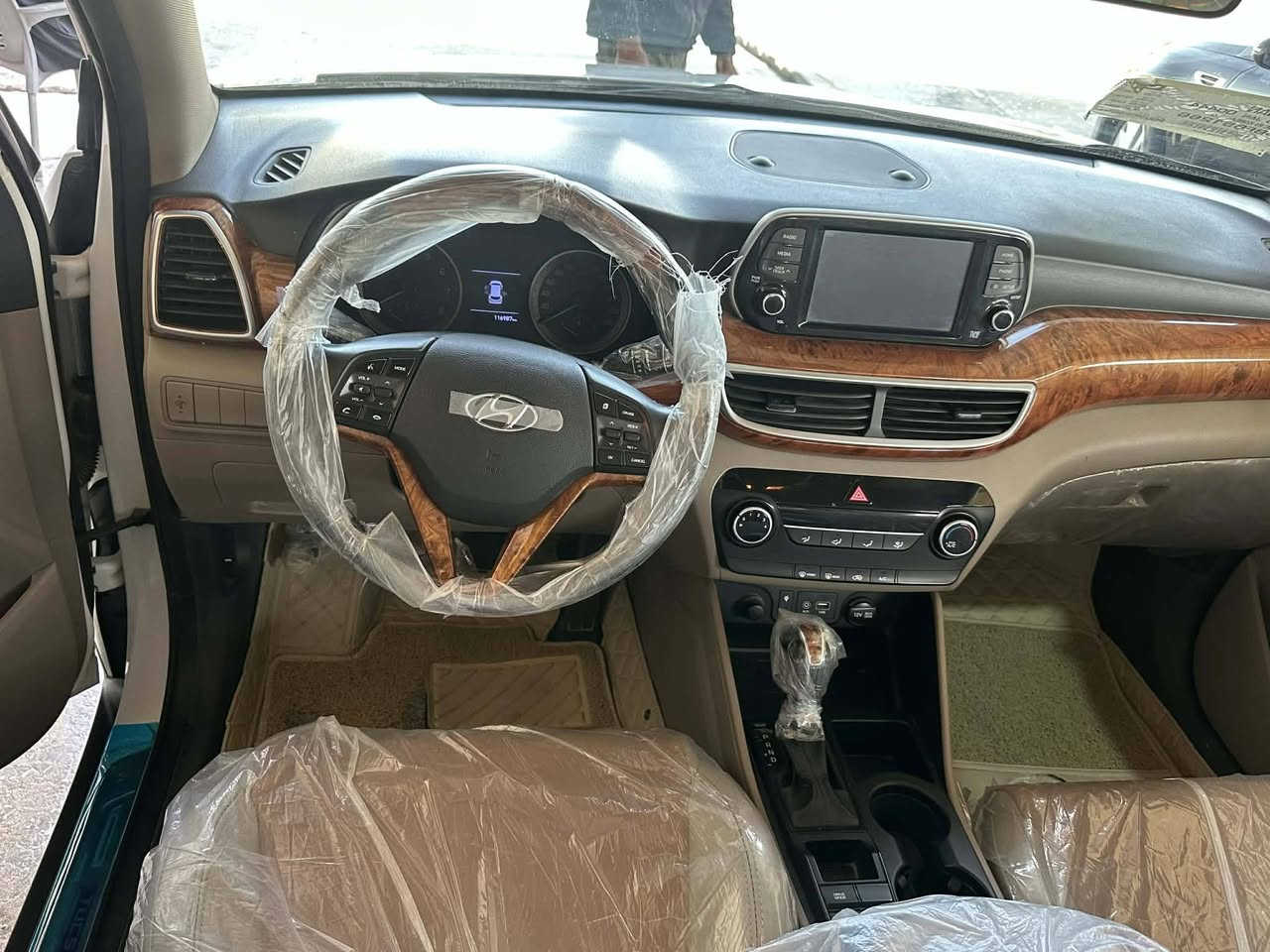 توسان 2020 شركه الكاصد 
بصمه تشغيل شاشه جبيره كشنات كهرباء 
فول تحكم ستيرن لايت زنون خمس عدسات بك لايت لد 
سايد بريك رجل مري شفط محرك 2000 دوش 
رقم جديد هزه جديده ماشيه114 كم حقيقي
مكفوله كفاله عامه
السياره بسمي تحويل ثاني يوم 
للاستفسار الاتصال ع (***********
