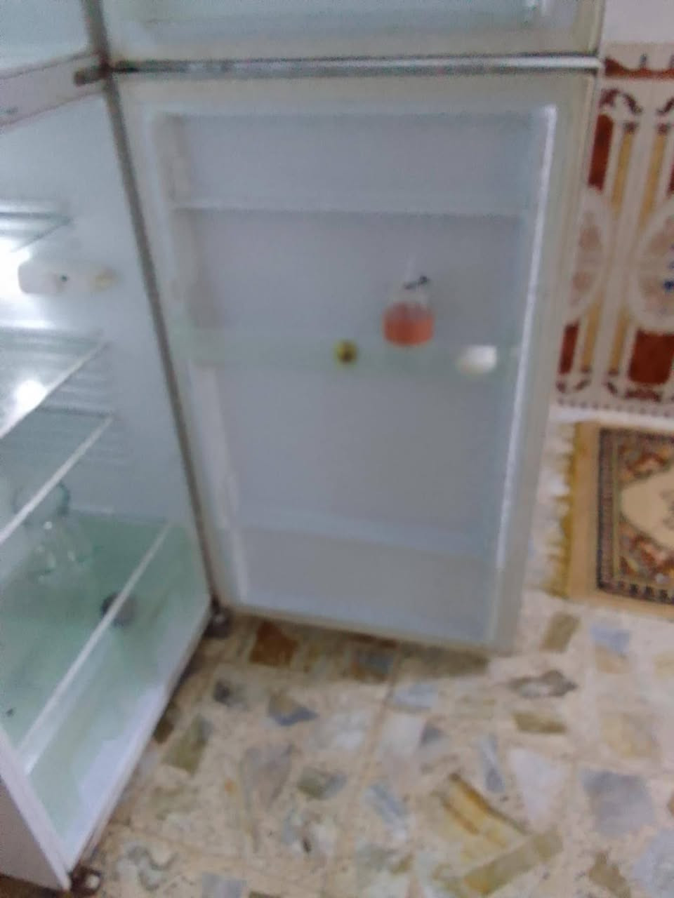 ثلاجه للبيع الحجم الكبير جدا نضيفه اي نقص مابيها مكاني طويريج رقم الهاتف *********** مكلف بالنشر

