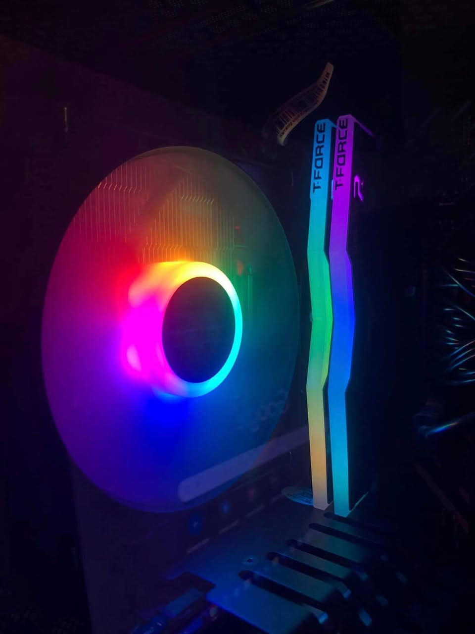 تجميعة للبيع استخدام قليل
مواصفاتها: 

CPU I5 12400F 

RAM 16G 3600HZ RGB 

M.B H610 ASUS MK 

PELADN RX 6650 XT 8GB

M.2 1T NVME LEXAR 

PSU 600W MSI 

COOLER AG400RGB 

CASE GAME DIAS 4FAN RGB

وندوز اصلي ضمان سنة
***********

