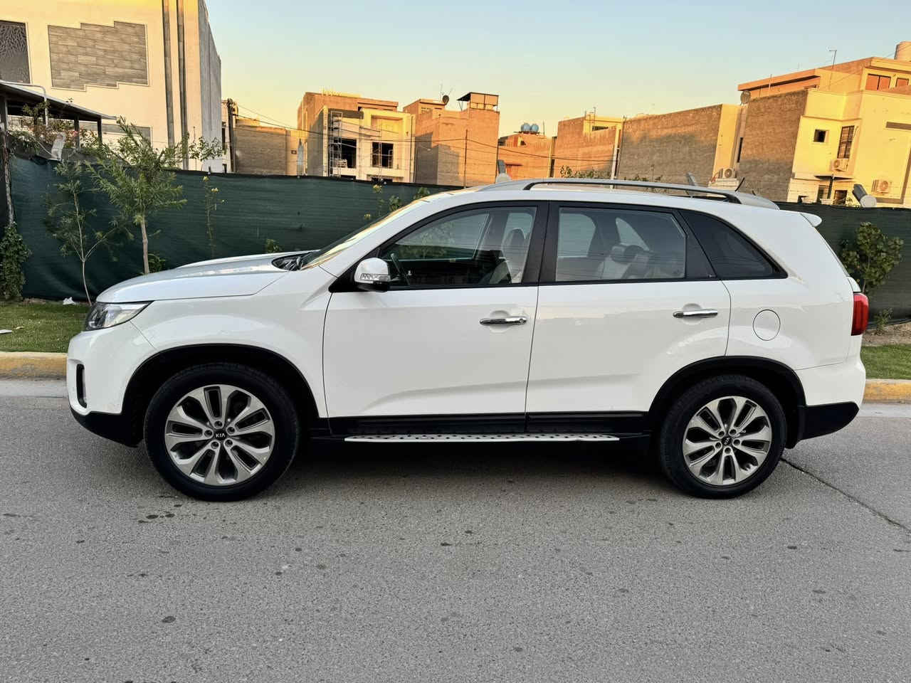 سورنتو ٢٠١٣ خليجي باسمي مشروع و طني  محرك ٦ سلندر و بانورما و جلد و كرسي كهرباء و ولد بك لايت لد و ويل كروك و شاشه و حساس  امامي و خلفي و ٧ راكب و ٣ قطع تبريد  بيهه بارد بجاملغ الخلفي يم قبق البانزين  بدون صبغ و  صدر تبريد تخم تاير جاهزه السعر ١٦٣ ورقه مكان السياره بغداد 
*********** علي

