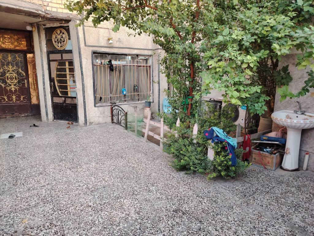 دار للبيع مساحه ١٨٠ متر واجه ٧وربع نزال ٢٥ قاطين اربع غرف نوم واستقبال وصاله ومطبخ وغرفه وخدمات وطابق الثاني ٣غرف نوم كبيرات وحمام موقع حيؤر قرب مستشفى الزهراء الاهلي مقابل مدرسه التجاره السعر ٢٨٥ مطلوب مصرف عقاري ٨٥ مليون تسديد الشهري ٤٣٨ يحتاجله صبغ ولبخ الواجه *********** واتساب بغداد, العراق
