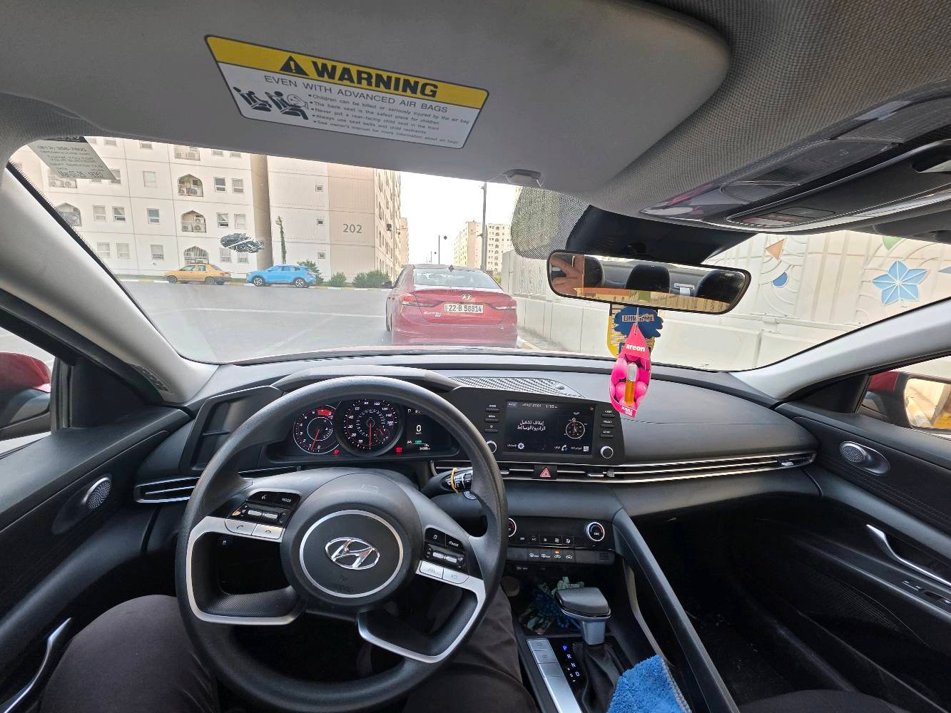 سيارة هيونداي إلنترا حمراء اللون بحالة جيدة وبتصميم عصري ورياضي. السيارة نظيفة من الداخل والخارج ومناسبة للاستخدام اليومي. توفر أداء ممتاز مع كفاءة وقود جيدة، وهي مثالية للمدينة والرحلات الطويلة. \n\nللاتصال ومعاينة السيارة، يرجى التواصل معي.