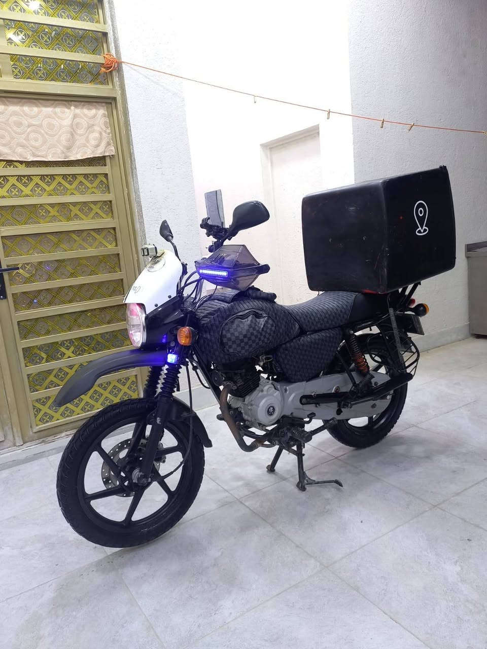 السلام عليكم
بوكسر ٢١ رقم وسنويه دراجه جديدة ما متعوبه 
مفتوحه بس مرة وحده فتحه وغراض كلهن مال شركه 
السعر( 2) مليونين وبيه مجال كلش قليل  
***********ما متوجد خاص
