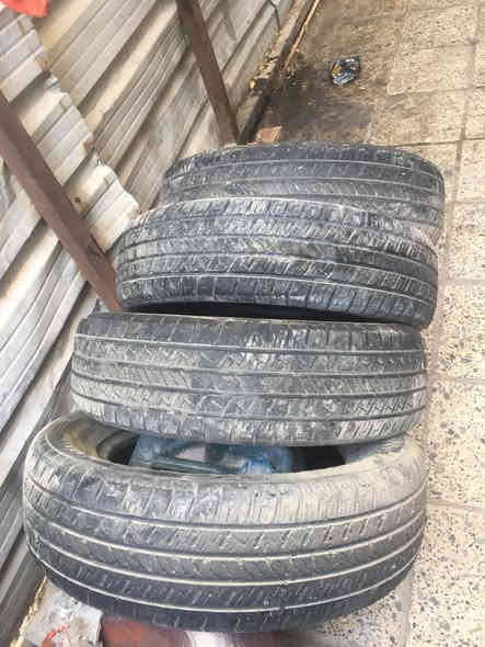 تخم تايرات قياس ١٧/٦٥/٢٢٥ نظيف جدا السعر ١٠٠ مكانه بغداد موبايلي ***********
