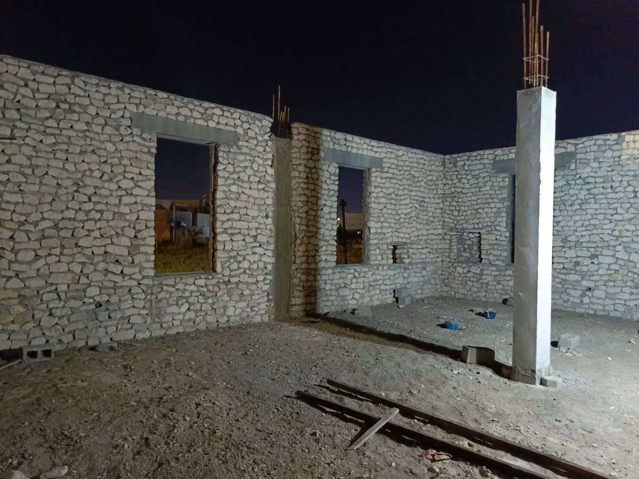قال تعالى 
إن تُقرِضُوا الله قرضاً حَسناً يضاعفهُ لكم ويغفر لكم والله شكور حليم)

وقال رسولنا الكريم 
من بنى لله مسجداً ولو كمفحص قطاة بنى الله له بيتاً في الجنة... 
وفي رواية من بنى لله مسجداً بنى الله له مثلهُ في الجنة.... 

اخواني واخواتي اساتذتي وكل صديق في الحساب احسنوا كما احسن الله اليكم وتصدقوا كما تصدق الله عليكم فرب صدقة صغيرة تدفع عنك وعن اهل بيتك ابتلاء عظيم او ترحم بيها حياً او ميتاً... 
ها نحن اليوم بفضل الله ومنه علينا وبمساهمة الخيريين انجزنا مراحل متقدمة في بناء بيت من بيوت الله واليوم نقف على المرحلة الاهم والاصعب وهي سقف الجامع 

من شاء التبرع والمساهمة في الاجر يمكنه التواصل معي او زيارة موقع الجامع.. وكل تجارة خاسرة الا التجارة مع الله كلما زدت على كرم الله زاد الله عليك كرمه... 
في زمن النبي صلى الله عليه وسلم اشترى الصحابي الجليل ابي الدحداح نخلة مقابل بستان من النخيل ووهبها لمسلم فقير،، فزايد على كرم الله وزايد الله على كرمه ببساتين كثيرة في الجنة سعفة من نخلة واحده يستضل بها المسلم مئة عام وهو يجري على قدمه... 

للتواصل 
***********
رقم الماستر كارد 
7116916003
