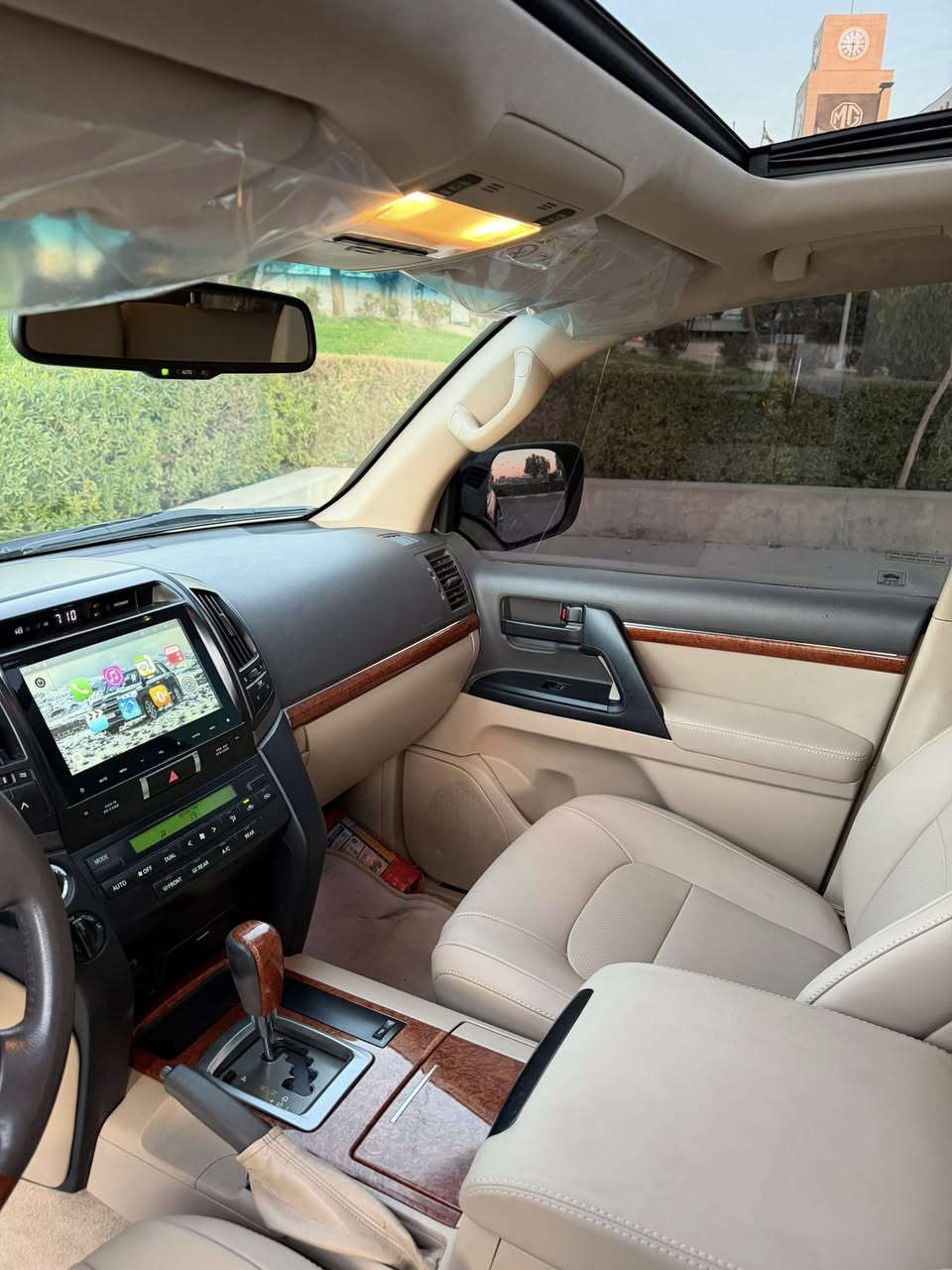 لاندكروز 2014 ساس فول مواصفات
فتحة سلايت
مقاعد جلد دواخل صاج
كشنات كهرباء 3 دكم 
بصمة تشغيل وابواب
8 ايرباك 
زراك لايت
طفاية
ثلاجة فريز
7 راكب 
تبريد مركزي 
شاشة وكامرة
فور ويل 4X4
مري كهرباء شفط  واشارة بالمري
تحكمات 
حساسات امامي وخلفي
لايتات زنون عدسة متحركة
كشاف زنون
باقي مواصفات الاندكروزر معروفة

السيارة مكفولة كفالة عامة كلها عالبلاد
ماشية 190 الف كم حقيقي بالشرط 
رقم اربيل الجديد بأسمي 
هزة وفحص وسنوية كلها جديد
سعر 372 $ وماكو هيج سعر بكل السوك
*********** / اربيل
