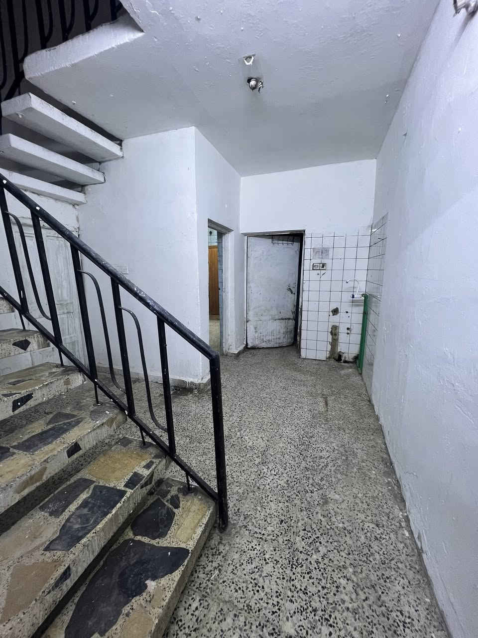 السلام عليكم بيت مساحه 120 متر غرفتين نوم واستبقال ومطبخ وكراج وحديقه الايجار ابو دشير شارع الضغط قرب حسينه الكلاظمين 
***********
